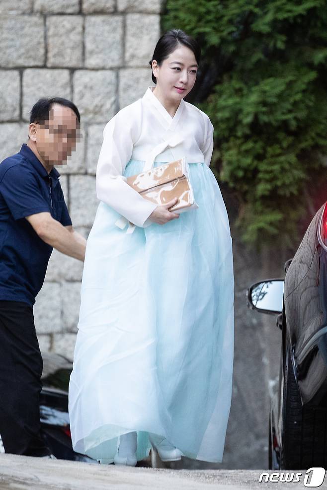 정대선 현대비에스앤씨 사장의 부인 노현정 전 아나운서가 고(故) 정주영 현대그룹 명예회장의 부인 고 변중석 여사의 12주기인 16일 추모제사가 열리는 서울 종로구 청운동 정 명예회장 옛 자택에 들어서고 있다. 2019.8.16/뉴스1 ⓒ News1 유승관 기자