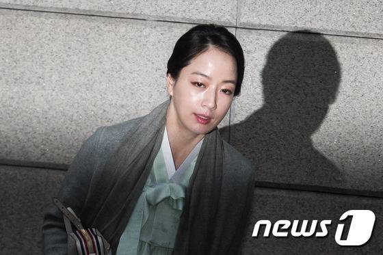 정대선 현대 비에스앤씨 사장의 부인인 노현정 전 아나운서가 20일 오후 고(故) 정주영 현대그룹 명예회장의 16주기 제사에 참석하기 위해 서울 용산구 한남동 정몽구 현대자동차그룹 명예회장 자택으로 들어서고 있다. 2017.3.20/뉴스1 ⓒ News1 유승관 기자