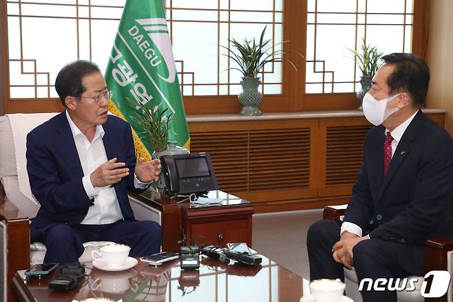 홍준표 대구시장(왼쪽)과 권기창 안동시장이 지난 11일 오후 대구시청 산격청사에서 만나 안동댐 물을 대구 상수원으로 활용하는 방안에 대해 논의하고 있다. 2022.8.11/뉴스1 ⓒ News1 공정식 기자