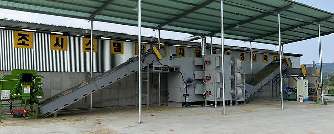 경북 경주시에 마련된 열풍이용 건초생산 시스템(농촌진흥청 제공)