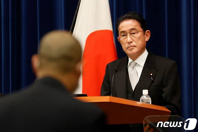 기시다 후미오 일본 총리가 10일 총리 관저에서 기자회견을 열고 취재진의 질문을 받고 있다. ⓒ AFP=뉴스1 ⓒ News1 강민경 기자