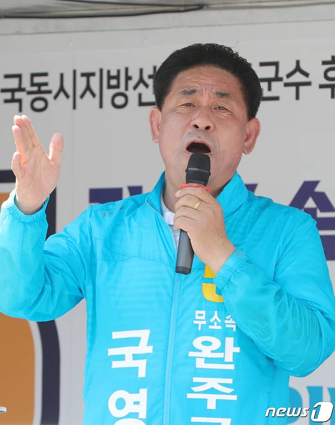 국영석 무소속 완주군수 후보가 지난 5월24일 장날을 맞은 전북 완주군 고산시장을 찾아 지지를 호소하고 있다. 2022.5.24/뉴스1 ⓒ News1 유경석 기자