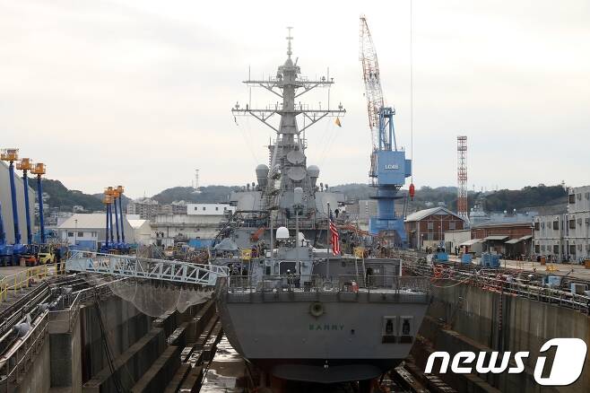 미국 해군의 구축함인 배리호(8950톤급)가 수리를 위해 지난달 26일 일본 요코스카 해군기지 내 드라이 독에 정박해 있다. (사진은 기사 내용과 무관함) / 뉴스1 ⓒ News1 2018.12.3