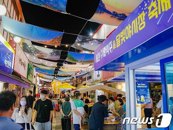 제천문화재단 상권르네상스사업단이 진행한  '2022 제천 수제맥주&달빛야시장 축제가 중앙로 차없는 거리에서 도로점용허가도 없이 영업을 해온 것으로 드러났다.2022.08.12