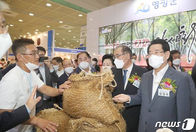 김영록 전라남도지사가 17일 서울 코엑스에서 개최된 ‘2022년 소금박람회’ 제품전시 홍보관을 내빈들과 둘러보고 있다.(전남도 제공) 2022.8.17/뉴스1 ⓒ News1