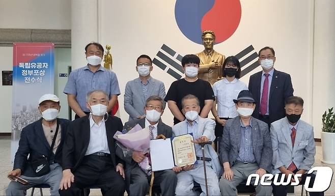 (청주=뉴스1) 이성기 기자 = 청주농업고등학교 8회 동문 4명(고 정해원, 고 김흥배, 고 오성환, 고 정유흥)이 17일 서울 매헌 윤봉길 기념관에서 3·1운동 독립유공자 애국지사 서훈을 수훈했다.(충북교육청 제공).