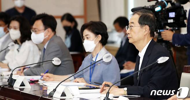 한덕수 국무총리가 17일 오후 서울 종로구 정부서울청사에서 열린 제9차 소비자정책위원회를 주재하고 있다. 2022.8.17/뉴스1 ⓒ News1 박지혜 기자