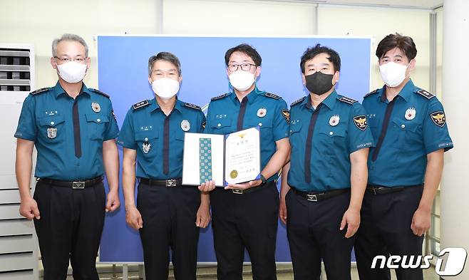 윤소식 대전경찰청장(왼쪽 두번째)이 17일 동부경찰서 대전역지구대를 방문해 전화금융사기 현금 수거책을 검거한 오승빈 경장(오른쪽 세번째)을 포상하고 격려했다. (대전경찰청 제공) / 뉴스1