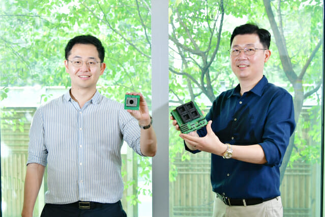 KIST 김재욱 박사(왼쪽)와 박종길 박사가 각각 개발한 뉴로모픽 반도체를 선보이고 있다. (자료=KIST)