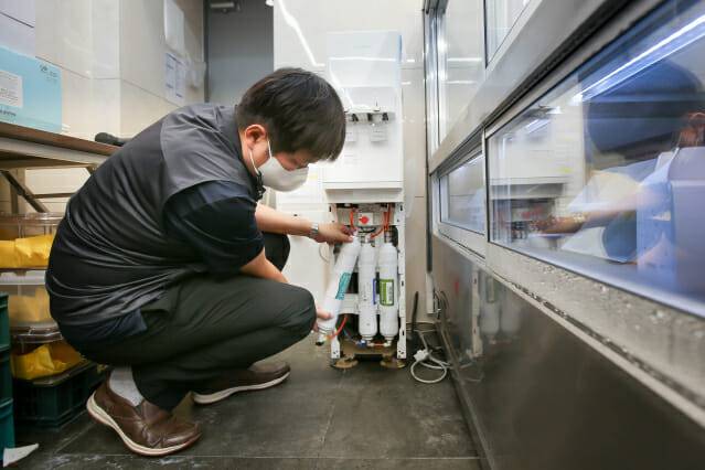 코웨이 직원이 AS 서비스 를 지원하는 모습(사진=코웨이)