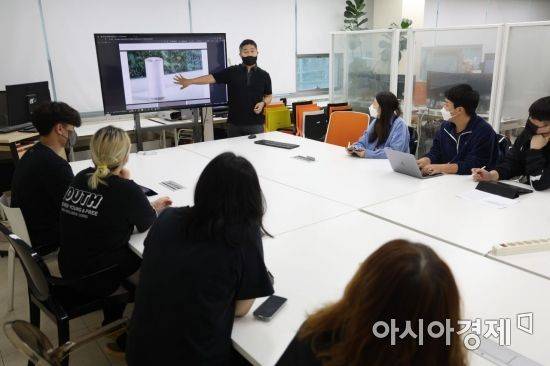 13일 상명대학교 서울캠퍼스 미래백년관에서 학생들이 수업을 듣고 있다. /문호남 기자 munonam@