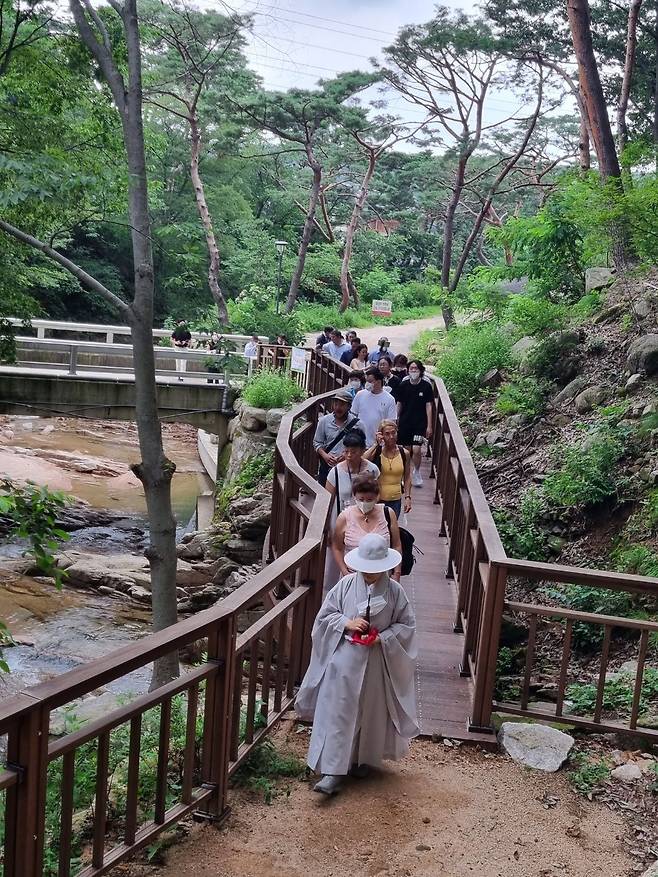 독립유공자 후손 초청 템플스테이 참가자들이 진관사 경내를 걷고 있다. /김한수 기자