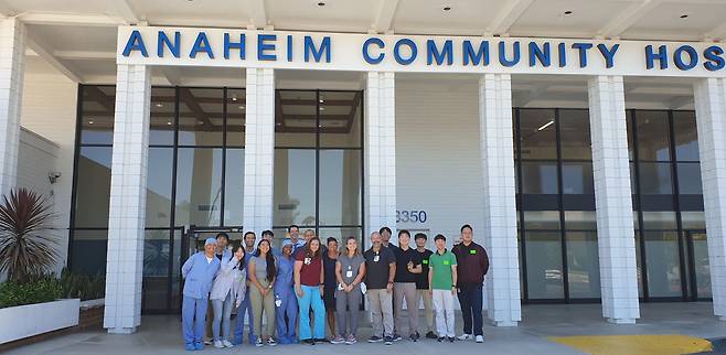 이지케어텍과 미국 애너하임 커뮤니티병원(ACH) 직원들. /이지케어텍 제공