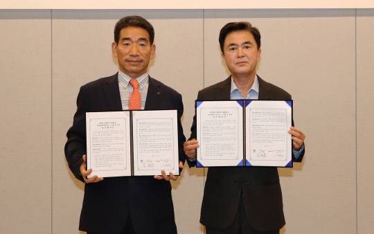 17일 태안 기업도시 내 솔라고리조트에서 김태흠 충남지사는 남근학 현대도시개발 대표와 충남창작스튜디오 건립 및 운영에 관한 업무협약을 체결했다. 왼쪽부터 남근한 현대도시개발 대표, 김태흠 충남지사. 사진=충남도 제공