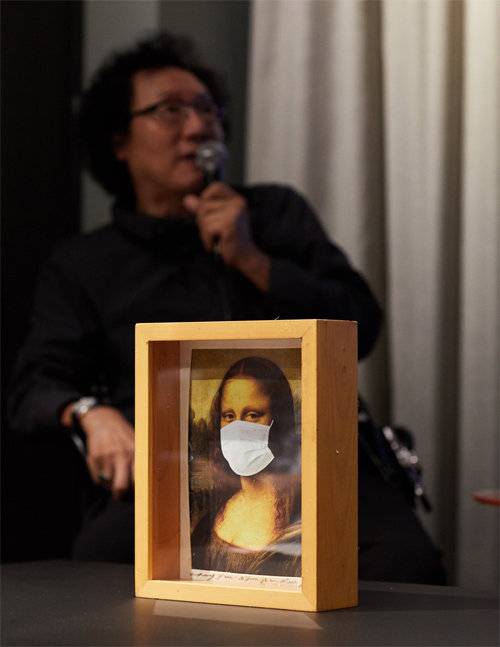 변종곤 작가(뒤)와 그의 신작 ‘Covid-19’(2022·앞). 작가는 마스크 쓴 모나리자 이미지 옆 빈 공간에 숫자 ‘6463860’를 적어놓았는데, 이는 작업이 마무리된 올해 7월 6일까지 신종 코로나바이러스 감염증으로 사망한 전 세계 사람들의 숫자다. 갤러리박영 제공