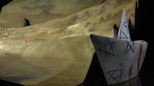 올해 브레겐츠 페스티벌에서 처음 공개된 푸치니 ‘나비부인’. 밤새 남편을 기다리다 지친 여주인공 초초상(오른쪽)이 하녀 스즈키의 
권유에 따라 쉬러 들어가고 있다. 초초상의 쉴 자리는 가족의 꿈을 상징하는 성조기 무늬 종이배로 표현됐다.