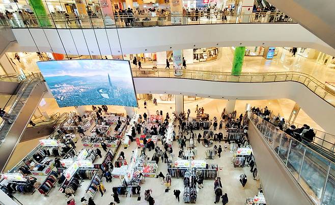 서울 시내의 한 쇼핑몰을 찾은 시민들이 휴일을 즐기고 있다. [사진=연합뉴스]