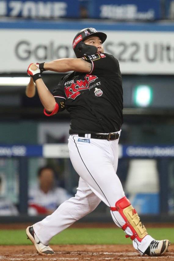 지난 6월 30일 대구 삼성라이온즈파크에서 열린 프로야구 '2022 신한은행 SOL KBO리그' KT 위즈와 삼성 라이온즈의 경기, 7회 초 선두타자로 나온 KT 3번타자 강백호가 삼성 최하늘을 상대로 우측 담장 넘어가는 1점 홈런을 때리고 있다. 뉴스1