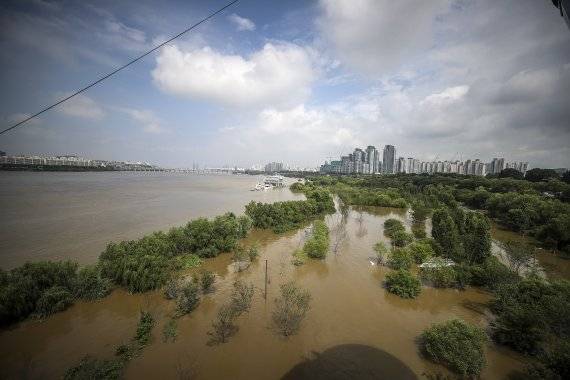 [서울=뉴시스] 정병혁 기자 = 집중호우로 인한 한강 수위 상승으로 지난 11일 오후 서울 서초구 반포한강공원이 침수돼 있다 2022.08.11. jhope@newsis.com /사진=뉴시스