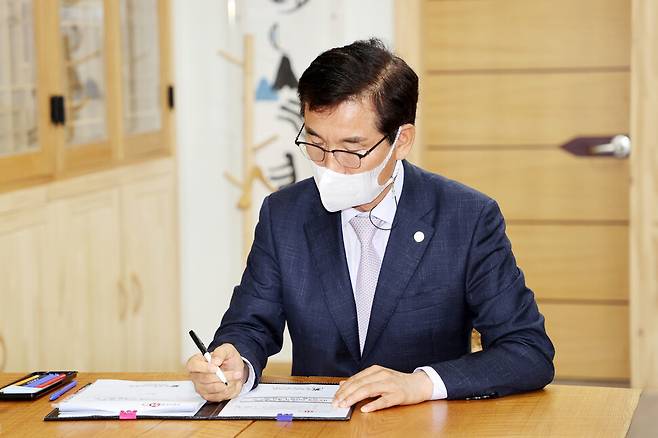 윤건영 충북교육감 ‘1호 결재’ 기초학력 진단평가 개선 방안. 윤 교육감이 지난달 2일 기초학력 진단평가 개선 방안을 결재하고 있다. 충북교육청 제공