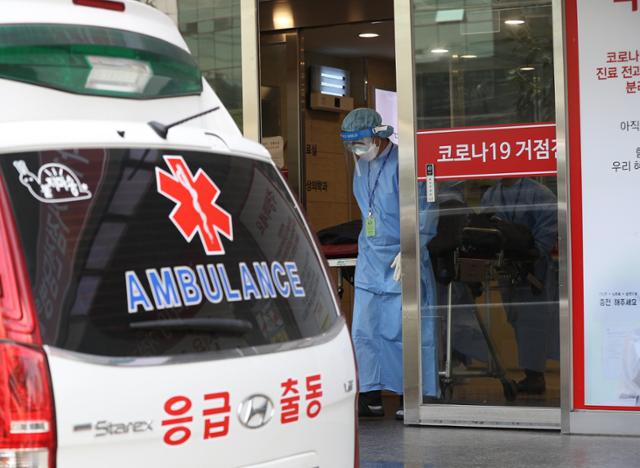 3일 오후 코로나19 거점전담병원인 서울 광진구 혜민병원에서 의료진이 환자를 이송하고 있다. 뉴스1