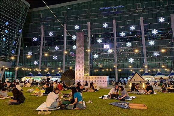 지난 2019년 부산광역시 해운대구 벡스코 야외광장에서 시민들이 ‘2019 부산수제맥주페스티벌’을 즐기고 있다. [사진=부산광역시]