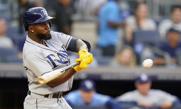 MLB 탬파베이에서 뛰고 있는 랜디 아로사레나가 17일(한국시간) 열린 뉴욕 양키스와 원정 경기에서 1회초 첫 타석 3점 홈런을 쏘아 올리고 있다. [사진=뉴시스]