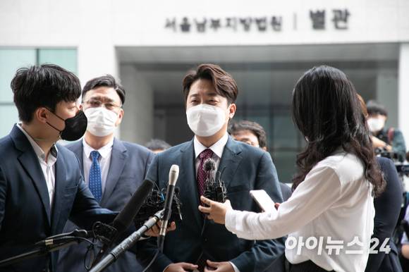 국민의힘 이준석 전 대표가 비상대책위원회 전환 및 비대위원장 효력정지 가처분 심문기일인 17일 오후 서울남부지방법원에 출석하며 기자들의 질문을 받고 있다. [사진=국회사진취재단]