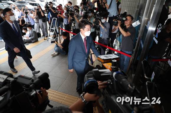 국민의힘 이준석 전 대표가 비상대책위원회 전환 및 비대위원장 효력정지 가처분 심문기일인 17일 오후 서울남부지방법원에 출석하고 있다. [사진=국회사진취재단]