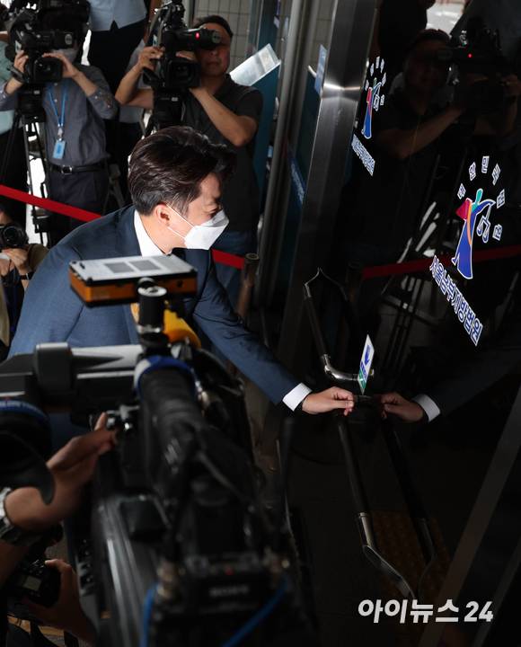 국민의힘 이준석 전 대표가 비상대책위원회 전환 및 비대위원장 효력정지 가처분 심문기일인 17일 오후 서울남부지방법원에 출석하고 있다. [사진=국회사진취재단]