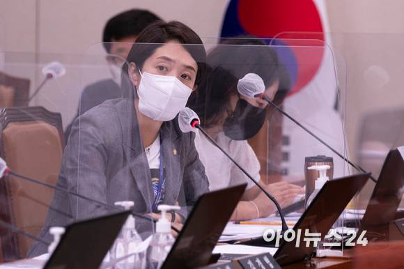 고민정 더불어민주당 의원이 지난 1일 오후 서울 여의도 국회에서 열린 외교통일위원회 전체 회의에서 권영세 통일부 장관에게 질의를 하고 있다. [사진=김성진 기자]