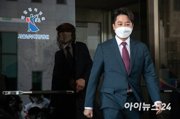 국민의힘 이준석 전 대표가 17일 서울남부지방법원에서 열린 당 비상대책위원회 효력정지 가처분 신청 사건의 심문을 마친 후 법원을 빠져나오고 있다. [사진=국회사진취재단]