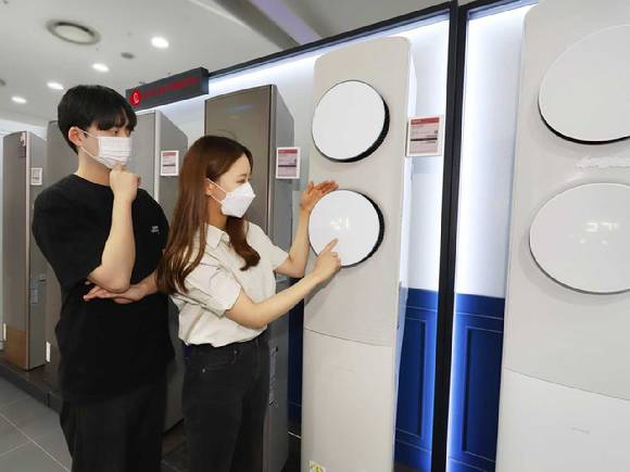 롯데하이마트 월드타워점을 찾은 소비자들이 에어컨 행사 상품을 둘러보고 있다. [사진=롯데하이마트]