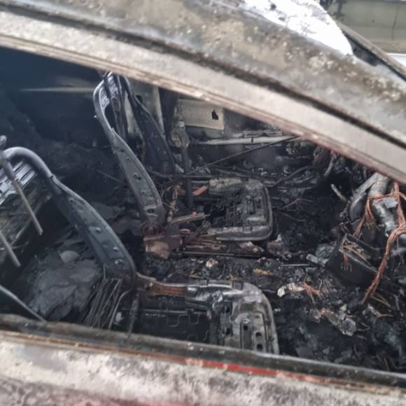 17일 오후 6시 8분께 부산진구 동서고가도로를 달리던 승용차 앞 부분에서 불이 났다. [사진=부산경찰청 제공]