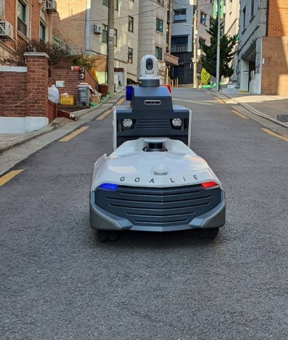 서울 관악구 빌라촌에 투입된 순찰로봇 골리의 모습. 출처=만도