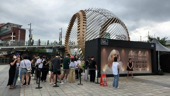 팬들도 공연 3시간 전부터 공연장을 찾아 줄서고 사진을 찍으며 분위기를 달궜다. 김정연 기자