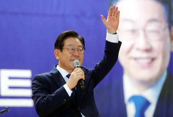 16일 전북대에서 열린 '전북사랑 토크콘서트'에서 이재명 더불어민주당 당 대표 후보가 지지자들에게 인사하고 있다. 연합뉴스