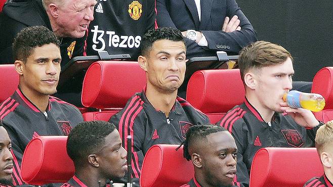 지난 7일 브라이튼과의 개막전을 벤치에서 출발한 호날두는 팀이 실점하자 미묘한 표정을 지었다. AP=연합뉴스