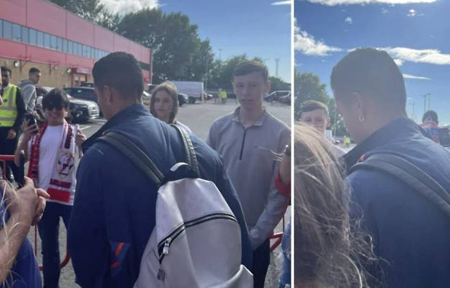 맨유 호날두가 지난 1일 프리시즌 경기가 끝나기 전에 경기장을 떠나는 모습이 맨유 팬 카메라에 포착됐다. 호날두는 후반 시작과 함께 교체아웃되자 조기 퇴근 해버렸다. 사진 맨유 팬들 트위터