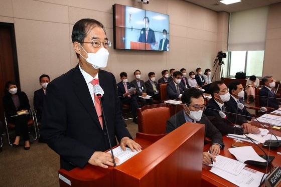 2030 부산세계박람회 유치위원회 공동위원장을 맡고 있는 한덕수 국무총리가 17일 서울 여의도 국회 산업통상자원위원회 전체회의실에서 열린 '2030 부산세계박람회 유치지원 특별위원회'에서 업무 보고를 하고 있다.