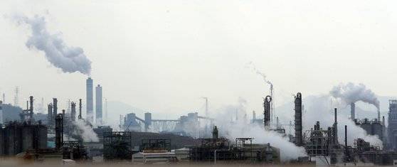 석유화학 업체가 밀집해 있는 전남 여수시 여수국가산업단지에서 하얀 수증기가 올라오고 있다. 연합뉴스