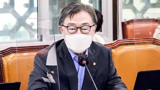 국회 보건복지위원회 전체회의가 2일 서울 여의도 국회에서 열렸다. 최재형 의원이 회의 시작 전 인사말을 하고 있다. 김성룡 기자