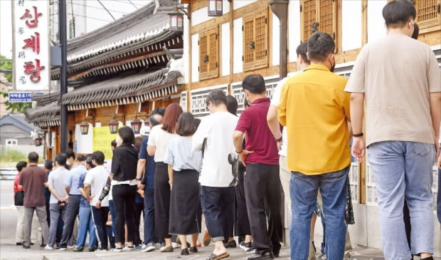 중복인 지난달 26일 서울 시내 한 삼계탕 전문점 앞에 시민들이 길게 줄을 서 있다.  한경DB