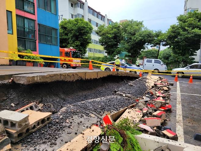 많은 비가 내린 17일 오후 3시13분쯤 제주시 아라일동에서 담장이 무너졌다는 신고가 접수됐다. 제주도소방안전본부 제공