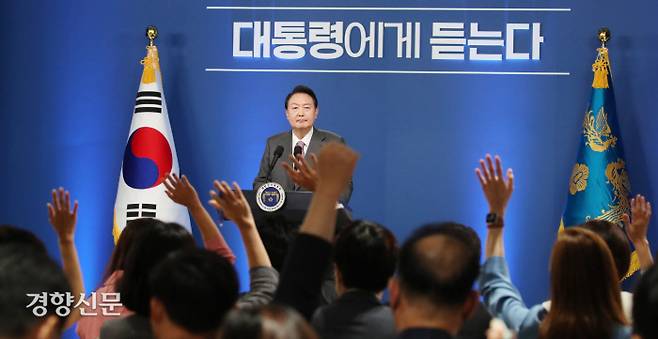 질문 있습니다 윤석열 대통령이 취임 100일을 맞아 17일 용산 대통령실 청사 브리핑룸에서 가진 첫 공식 기자회견에서 모두발언을 마친 뒤 질문을 하기 위해 손을 든 기자들을 바라보고 있다. 강윤중 기자