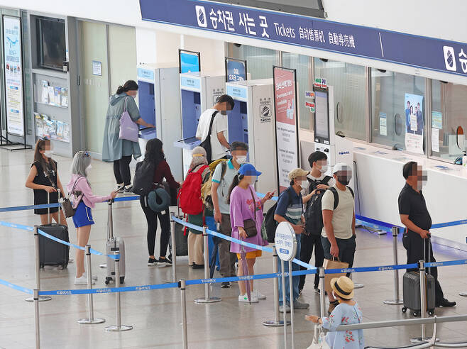 지난 15일 서울역에서 승객들이 열차 승차권을 사기 위해 매표소에서 줄을 서 있다. 연합뉴스