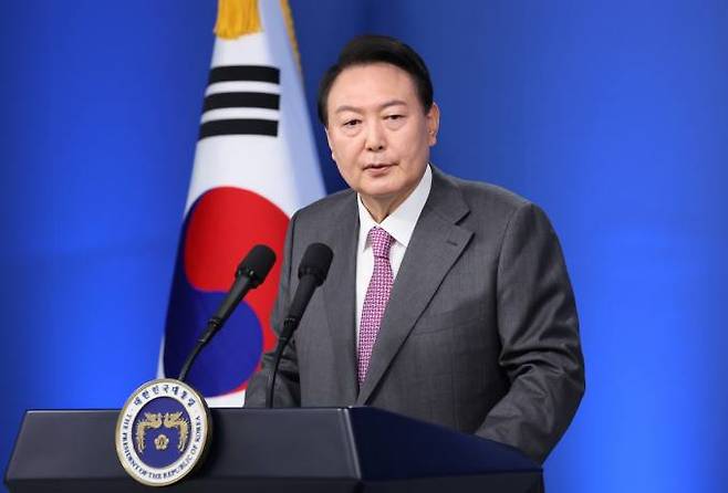 윤석열 대통령이 17일 서울 용산 대통령실 청사에서 열린 취임 100일 기자회견에서 발언하고 있다. &nbsp; 연합뉴스