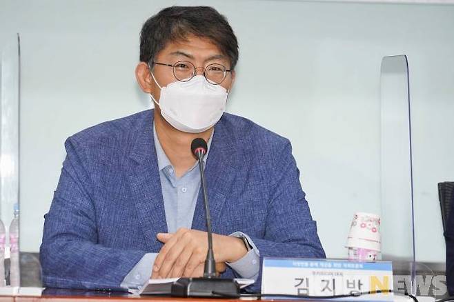 김지방 쿠키뉴스 대표가 17일 오전 서울 여의도 국회 의원회관에서 열린 '지정헌혈 관행 개선을 위한 국회 토론회'에서 인사말을 하고 있다.