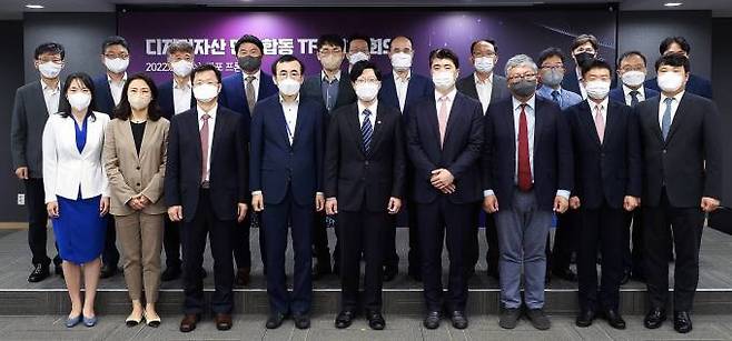 김소영 금융위원회 부위원장(앞줄 가운데)가 민관 합동 디지털자산 태스크포스(TF)회의 참석자들과 함께 기념촬영을 하고 있다. 금융위원회 제공