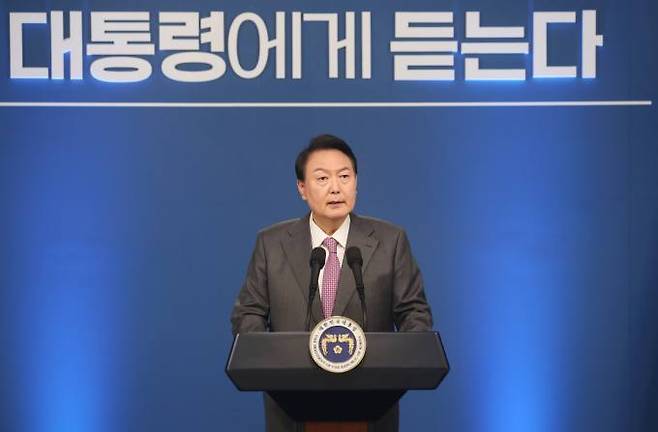 윤석열 대통령이 17일 용산 대통령실 브리핑룸에서 취임 100일 기자회견을 열고 있다.&nbsp; &nbsp;연합뉴스